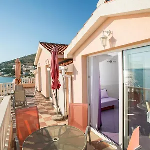 Kaja - Right Next To The Apartament Trogir